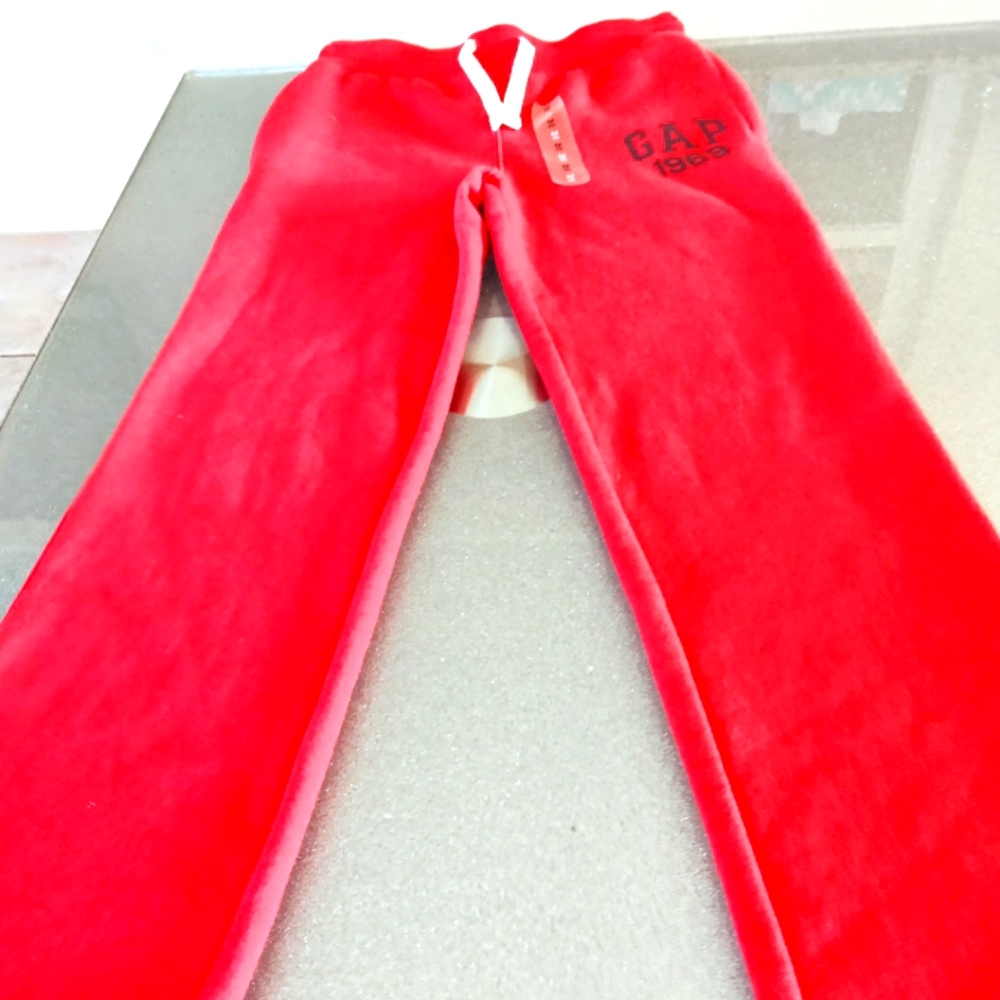 GAP size 8 medium boy red smooth sweat pant  new with a tag.